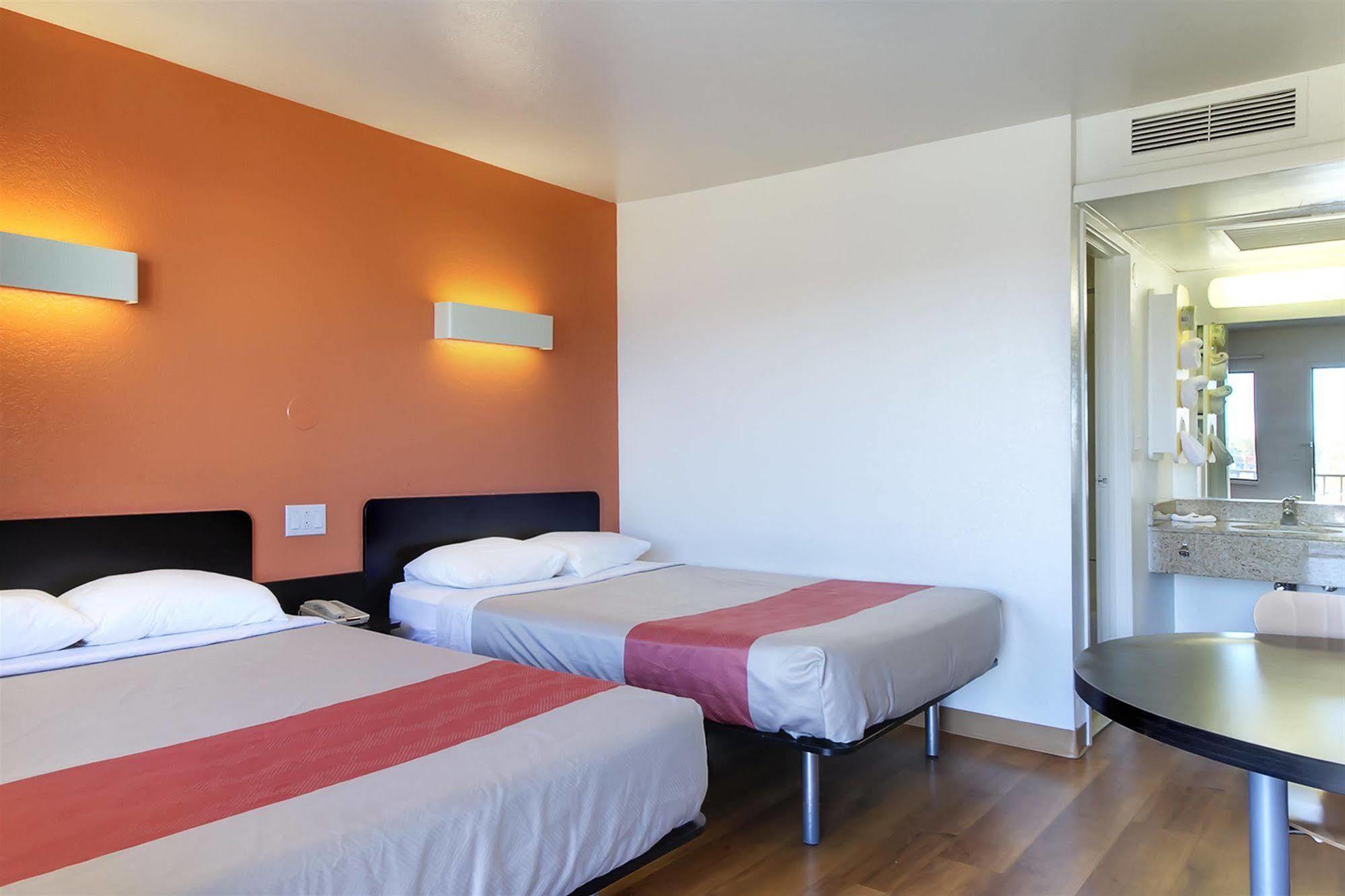 Motel 6-Capitol Heights, Md - Washington Largo Eksteriør billede